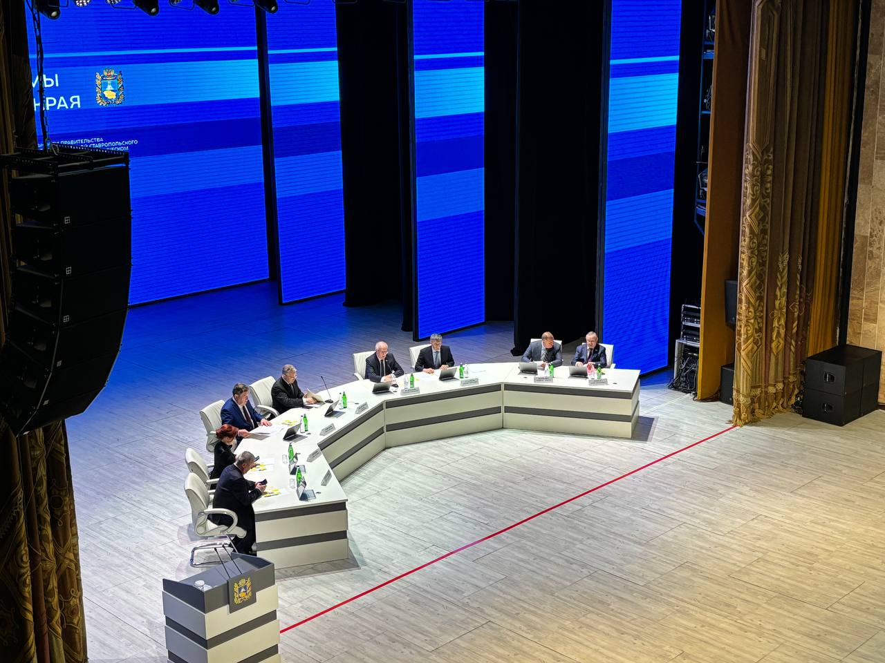 Глава Ставрополья назвал важное изменение в экспортной деятельности края По словам Владимира Владимирова, в прошлом году регион экспортировал на 10% меньше пшеницы, то есть сырья, зато увеличил объёмы поставок за рубеж продуктов переработки. «Эта стратегия в валовых цифрах дала на $200 млн больше, чем в позапрошлом году, или одну пятую от всего объёма экспорта», – сказал губернатор на ежегодном послании парламенту края. Владимиров добавил, что в экономике Ставрополья всё стабильно и призвал власти поддерживать предпринимателей законными способами. «ВКонтакте» и в «Одноклассниках», чтобы быть в курсе самых интересных новостей Кавказа. Фото: Ангелина Сахно. -канал АиФ – Северный Кавказ