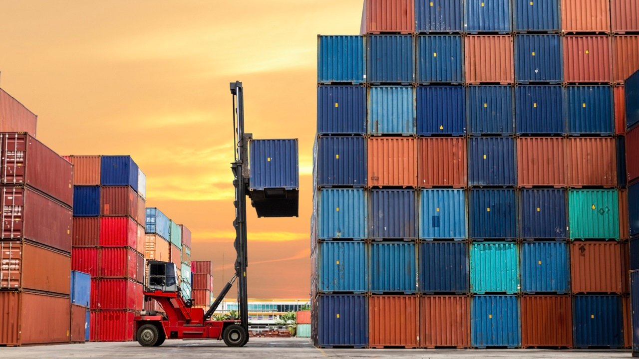 Отрицательное сальдо внешней торговли Беларуси опять сократилось За счет чего Национальный банк представил предварительную информацию о результатах внешней торговли товарами и услугами Беларуси по итогам восьми месяцев текущего года Подробности здесь myfin news