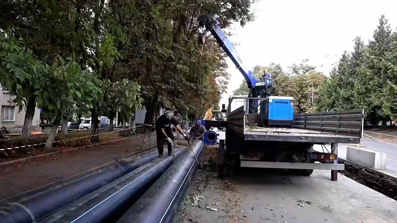 Во Владикавказе меняют аварийный водовод В период с 10 по 16 сентября на улице Шмулевича на участке от ул Шмулевича 16 1 до ул Шмулевича 43 ГСК 23 будет ограничено движение автотранспорта Это связано с проведением работ по замене магистрального водопровода Просим водителей учитывать данную информацию при планировании поездок