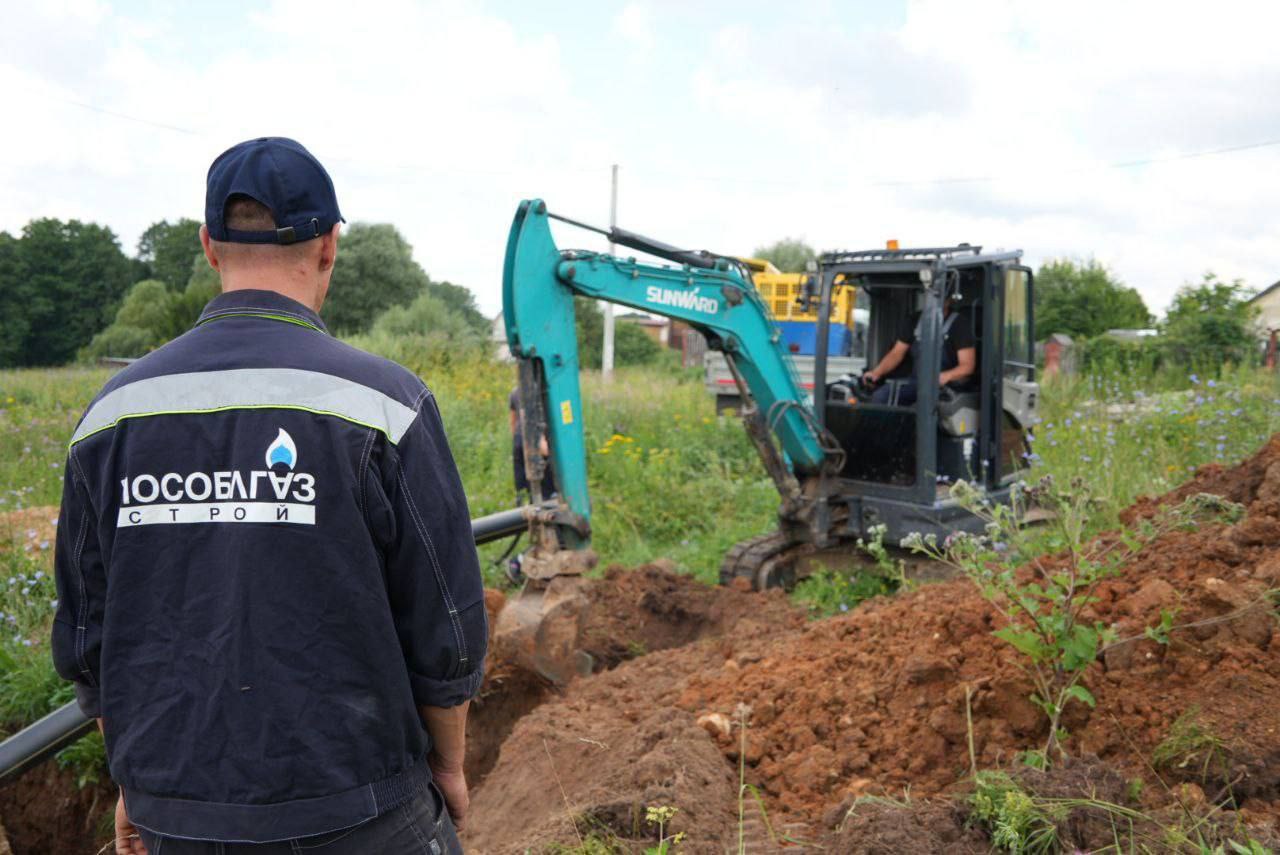 В деревне Калугино продолжается строительство газопровода  Уже выполнено более 50% работ в рамках Губернаторской программы газификации Подмосковья.  ООО «Мособлгазстрой» использует метод наклонно-направленного бурения для минимизации воздействия на инфраструктуру и жизнь жителей.   Сейчас проходит очистка и осушение труб, после чего они будут испытаны и приняты в эксплуатацию.  Газификация улучшит условия жизни в 272 домах и коммунальных объектах, включая храм.  Работы завершатся осенью, а с следующего года жители смогут подать заявки на бесплатное подключение газа.
