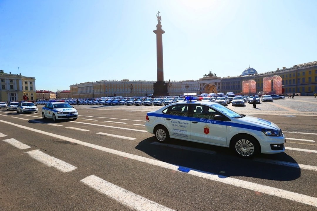 В Петербурге и Ленобласти выявили более 50 шумных автомобилей  ГИБДД провела рейд по контролю за уровнем шума от транспорта.  Госавтоинспекция проверила автомобили и мотоциклы в Петербурге и Ленинградской области на превышение допустимого уровня шума, сообщает корреспондент The Sankt-Peterburg Post со ссылкой на 78.ru.  С помощью специального оборудования выявлено более 50 транспортных средств с незаконными изменениями конструкции.  Как пояснили в ГУ МВД, водители модифицировали двигатели для повышения мощности, что привело к усилению шума.  "Такой апгрейд влечёт административную ответственность по статьям 12.5 и 8.23 КоАП РФ", — отметили в ведомстве.  Нарушителям грозит штраф, а также требование вернуть автомобиль к заводским настройкам в течение 10 дней. В противном случае возможна аннуляция регистрации. ГИБДД призвала водителей соблюдать нормы шума.