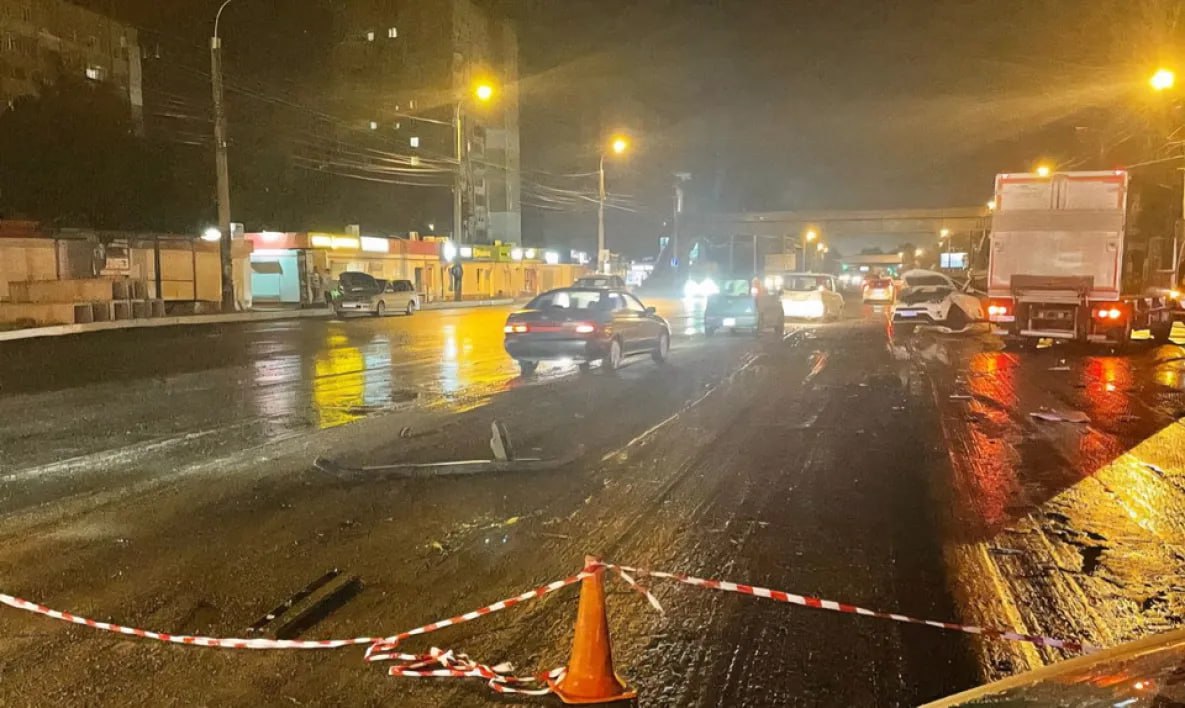 Хабаровчанка погибла в ночном ДТП с грузовиком В ночной аварии в Хабаровске погибла 53-летняя горожанка, два пассажира госпитализированы с травмами. ДТП произошло 27 июля в 23 часа на проспекте 60-летия Октября, 144. Автомобиль «Тойота Рав 4» ехал в средней полосе со стороны Карла Маркса в направлении улицы Шкотова. Водитель, перестраиваясь для разворота, не заметила ехавший в левой полосе попутный грузовик. Произошло столкновение. От полученных травм водитель скончалась на месте до прибытия «скорой помощи». Как сообщили в Госавтоинспекции Хабаровского края, два пассажира, 43-летний мужчина и 40-летняя женщина, госпитализированы с травмами.