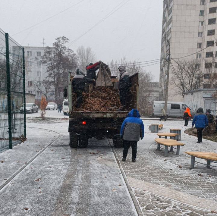 66 единиц техники и 75 дорожников убирают улицы в Курске     Об этом сообщили в комитете ЖКХ.     Дорожные службы переведены на усиленный режим работы. Из-за перепада температуры на дорогах образуется гололедица. Для очистки дорог и тротуаров выведены 66 единиц техники и 75 рабочих.     Специалисты обрабатывают песко-соляной смесью тротуары, пешеходные переходы, остановки, подходы к социальным объектам. Особое внимание уделяется наиболее загруженным участкам сети и дорогам под уклоном.    «Вести.Курск». Только проверенная информация.