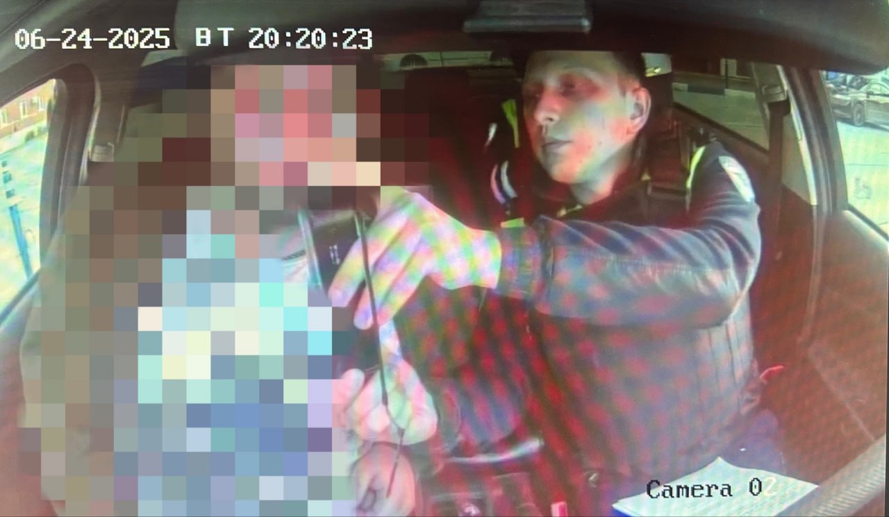 В Тарко-Сале молодого человека будут судить за управление автомобилем в состоянии алкогольного опьянения, не имея водительских прав. 24 июня вечером сотрудники Госавтоинспекции остановили автомобиль «LADA» для проверки документов. У водителя, 1998 года рождения, были обнаружены явные признаки алкогольного опьянения. Проведенное освидетельствование подтвердило подозрения инспекторов, зафиксировав концентрацию алкоголя в выдыхаемом воздухе на уровне 0,821 мг/л. Дополнительно выяснилось, что мужчина никогда не получал водительское удостоверение. В отношении нарушителя составлен административный материал по ч. 3 ст. 12.8 КоАП РФ «Управление транспортным средством водителем, находящимся в состоянии опьянения и не имеющим права управления транспортными средствами». Госавтоинспекция напоминает, что управление транспортным средством в состоянии опьянения не только является серьезным нарушением закона, но и представляет угрозу для жизни и здоровья всех участников дорожного движения. #мвдроссии #полиция #гибддянао #гибдд #янао #пуровскийрайон