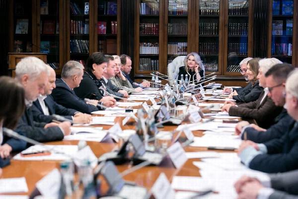 К 125 летию Шолохова стартовала подготовка к юбилею великого писателя В Москве прошло первое заседание оргкомитета по подготовке к 125 летию Шолохова под председательством вице премьера Татьяны Голиковой Для жителей области как и для всех это личная тема То что юбилей писателя будет отмечаться на государственном уровне является абсолютно закономерным Оргкомитет был создан в феврале по поручению Президента который подтвердил что наследие Шолохова это общее достояние формирующее дух не только Дона но и всей страны Из за трагических событий в Таганроге глава региона Юрий Слюсарь не смог присутствовать лично и был вынужден прервать командировку но полностью поддерживает все решения оргкомитета Подготовка к юбилею уже началась В рамках этой подготовки был разработан федеральный план который включает 64 мероприятия Ростовская область возьмет на себя организацию 11 из них Также был сформирован региональный штаб который будет координировать все действия Кроме того планируется развитие инфраструктуры в Шолоховском и Боковском районах Татьяна Голикова выделила ключевой проект выставку Шолохов 100 лет в мировой культуре с участием Государственного исторического музея Русского музея РОСИЗО и Института мировой литературы РАН Для продвижения наследия писателя в современных форматах запланированы проработка сценария и создание полнометражного фильма который расскажет о жизни и творчестве писателя Также планируется участие в грантовых конкурсах для получения финансирования на реализацию проектов связанных с наследием писателя Кроме того проведут ряд спортивных и экологических мероприятий направленных на популяризацию ценностей связанных с творчеством автора Совместными усилиями юбилей Михаила Александровича будет отмечен достойно Сохранение наследия Шолохова для новых поколений является общим долгом отметил Юрий Слюсарь Правительство Ростовской области в мессенджере МАХ