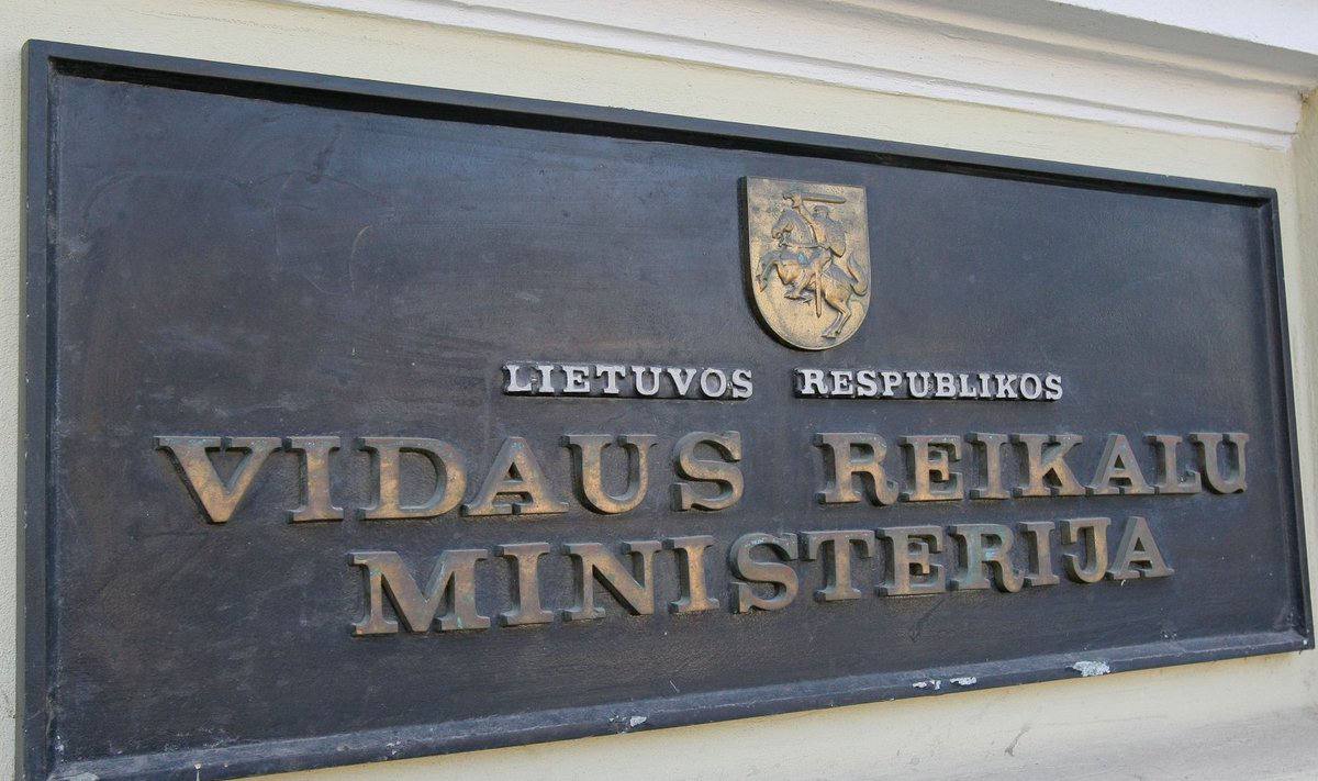 После побега россиянина из транзитного поезда — Литва пересматривает меры безопасности Неделю назад гражданин России, следовавший транзитом через Литву в Калининград, исчез из поезда в районе Кибартая. Найти его до сих пор не удалось. На фоне инцидента министр внутренних дел Владислав Кондратович распорядился создать межведомственную рабочую группу, которая представит новый алгоритм реагирования на подобные случаи. По данным МВД, будут кардинально пересмотрены меры безопасности на калининградском транзите. Контроль транзита сейчас осуществляется от границы до Кибартая и Кены, с участием пограничников, полиции, СОГГ и даже вертолётов. Но, как показал последний случай, алгоритм работает недостаточно эффективно. www.delfi.lt/a/120120515