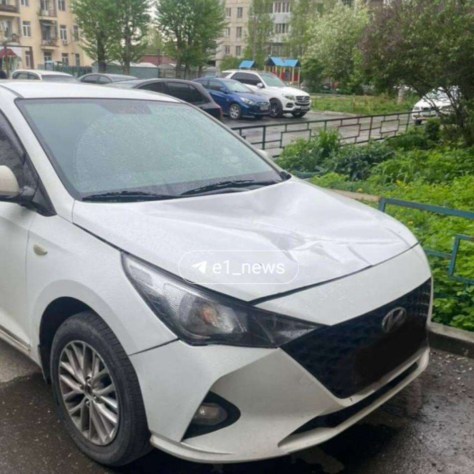 Пятилетний мальчик выжил после падения с 8 этажа в Екатеринбурге Трагедия произошла накануне на улице Маневровой. Мальчик забрался на подоконник открытого окна и упал вниз — его спасло то, что он приземлился на припаркованный под окнами автомобиль. На машине осталась большая вмятина. Малыша с тяжёлыми травмами госпитализировали. Врачи борются за его жизнь — ребёнок находится в коме. В момент падения отец ребёнка находился дома, он отвлёкся на стирку. Известно, что мама умерла и он воспитывается только папой. Фото: E1.RU Новости Екб тут