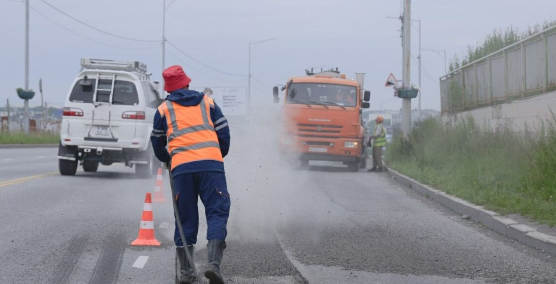 В Петропавловске отремонтируют рекордные 70 тысяч квадратных метров дорог  На Камчатке стартовал дополнительный этап ямочного ремонта: ещё 25 тысяч квадратных метров дорожного полотна приведут в порядок во дворах и на магистралях Петропавловска. Нажмите для подробностей -