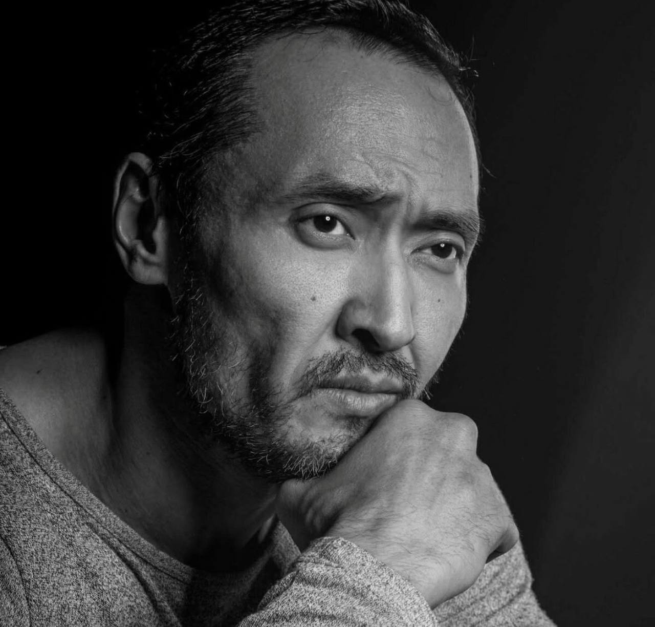 Умер актер Мурат Бисенбин ему было 53 года О трагедии сообщила его дочь Напомним в сентябре 2024 года стало известно что звезда фильма Рэкетир заболел раком Тогда у него диагностировали рак поджелудочной железы