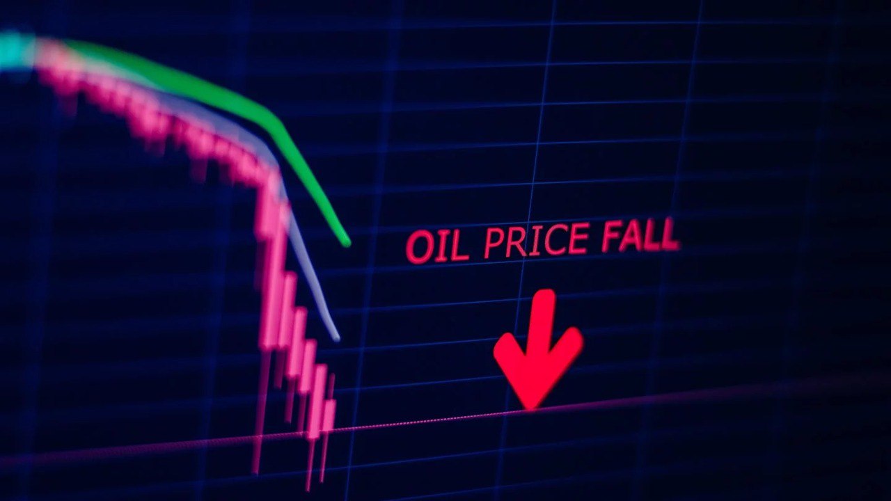 Цены на нефть падают — плохой сигнал для Казахстана  Мировые цены на нефть в среду 4 сентября упали на 4 % — это может существенно повлиять на казахстанскую экономику, которая в первую очередь опирается на нефтяной сектор.  По информации Reuters, резкое снижение цен на нефть связано с тем, что в Ливии вот-вот может завершиться политический конфликт, ограничивавший экспорт из этой страны почти вдвое. Фьючерсы на нефть марки Brent упали в цене сначала на 4,9 %, а на следующей сессии торгов — ещё на 0,5 %. Их стоимость  73 доллара 38 центов за баррель  стала самой низкой за весь год  с декабря 2023-го .  На нефтяной рынок давит также низкий спрос на топливо, вызванный плохими экономическими индикаторами Китая и США. В Китае производство нефтепродуктов упало до полугодового минимума, а в США ожидается сокращение запасов сырой нефти и бензина.  Экспорт из портов Ливии прекратился 2 сентября. Национальная нефтяная корпорация объявила форс-мажорную ситуацию. Но теперь конфликт близится к завершению, и в сочетании с экономической слабостью двух крупнейших потребителей нефти, США и Китая, это повлекло за собой резкое падение цен.  Для Казахстана внезапное снижение цен на нефть не означает ничего хорошего. Как отметили в своём недавнем обзоре аналитики Halyk Finance, нефтегазовый сектор обеспечивает 20 % ВВП, свыше половины объёма экспорта и 30 % доходов правительства.  Обвал мировых цен в сочетании с падением добычи означает, что доходы бюджета будут сокращаться, и властям Казахстана будет ещё сложнее спасать экономику от бюджетного кризиса.  • Фото: Envato Elements.