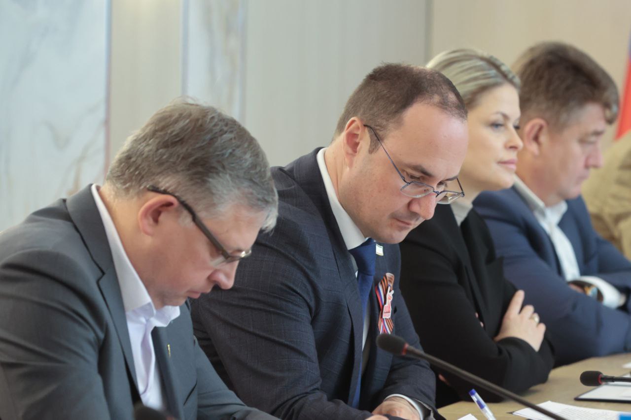 На заседании Президиума Государственного Совета заслушали информацию о состоянии образовательной сферы в республике и о подготовке к летней детской оздоровительной кампании. На сегодняшний день Министерством образования, науки и молодежи Крыма ведется подготовка к основному этапу сдачи государственных экзаменов. На них зарегистрированы более 8 тысяч 11-классников и свыше 22 тысяч выпускников 9-х классов. Необходимая база для сдачи экзаменов сформирована, в КИПУ имени Февзи Якубова будет действовать ситуационный центр, в котором будут работать 120 наблюдателей. Значительное внимание уделяется обеспечению безопасности в период сдачи экзаменов. Отмечу, что в республике проводится большая работа по обновлению материально-технической базы, закупке новых учебников, профориентации школьников, их всестороннему развитию. Эта деятельность ведётся в рамках федеральных и республиканских программ. Внимание уделяется и решению вопроса кадрового дефицита в образовательной сфере, материальной поддержке педагогов. В Крыму установлены региональные дополнительные выплаты, в том числе — на оздоровление учителей. Также реализуется проект целевого обучения учителей, на сегодняшний день ведётся регистрация заказчиков — крымских школ. Что касается подготовки к летней детской оздоровительной кампании, этот вопрос был рассмотрен на заседании Совета законодателей России. В этом году с учётом посещения детьми пришкольных лагерей, всеми формами отдыха и оздоровления в республике планируется охватить 190 тысяч детей, повторив прошлогодний показатель. При этом порядка 17,2 тысяч путёвок будут приобретены за счёт бюджетных средств для детей из семей, имеющих льготы. В связи с проведением ремонтов в Крыму не работает 18 детских лагерей, внесенных в единый реестр министерства образования. Эти организации были внесены в реестр в течение последних пяти лет и не функционировали. Поручил профильному Комитету Государственного Совета Республики Крым и министерству создать мониторинговую группу и посетить эти и другие профильные объекты. Также считаю необходимым разработать государственную программу, направленную на улучшение состояния сферы детского отдыха и оздоровления. Константинов Крым Z