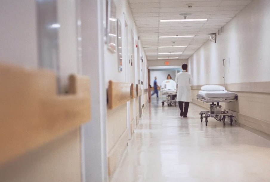 Больницам грозит кадровый крах В системе здравоохранения образовался жуткий дефицит специалистов По всей стране не хватает 1236 медиков в основном семейных врачей анестезиологов и рентгенологов сообщили в Национальном агентстве общественного здоровья При этом в штате среднего медперсонала тоже образовалась дыра в больницах дефицит фельдшеров составляет 847 человек а ассистентов фармацевтов акушеров и других работников 380 По статистике на севере и в центре Молдовы меньше всего медиков Так в Калараше приходится всего 25 5 специалиста на 10 тыс жителей в Дондюшанах 18 3 в Каушанах 21 5 В Минздраве пока не знают как решить проблему острой нехватки кадров