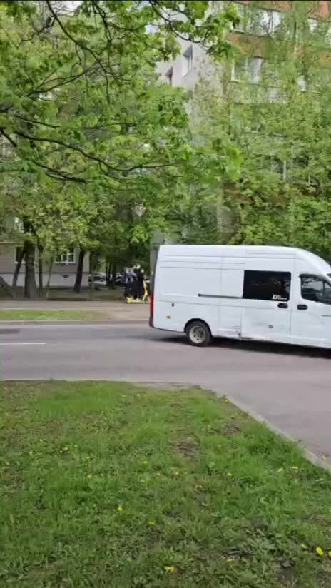 Школьники в Москве получили штраф за совместную поездку на электросамокате
