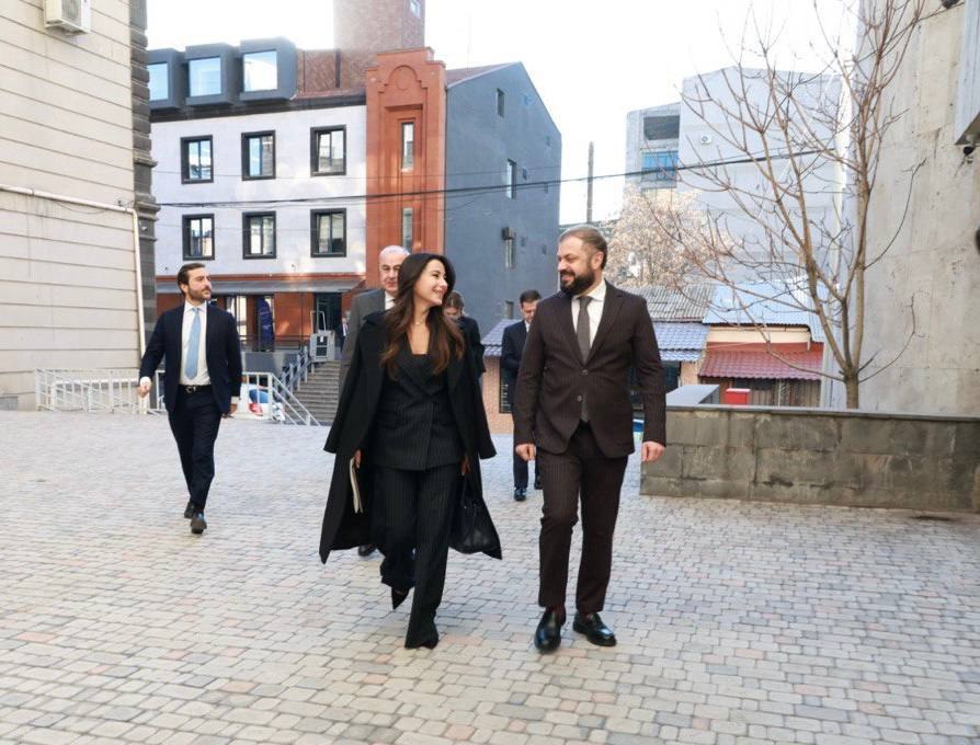 Министры экономики Армении и Грузии обсудили транзит грузов и развитие туризма На встрече в Ереване Геворг Папоян и Мариам Квривишвили затронули повышение эффективности логистических процессов перспективы углубления торгово экономического сотрудничества развитие сферы туризма включая расширение B2B взаимодействия   По итогам переговоров подтверждена готовность к дальнейшему углублению сотрудничества и продолжению диалога Подписывайтесь на arkanewsagency