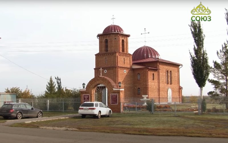 Алтайский священник получил условный срок за хранение взрывчатки  Немецкий национальный районный суд Алтайского края признал местного священнослужителя виновным в незаконном хранении взрывчатых и устройств, а также боеприпасов к огнестрельному оружию  статья 222.1 и часть 1 статьи 222 УК , сообщила объединённая пресс-служба судов региона. Единственное дело по таким статьям суд рассмотрел в отношении Игоря Лоенко — его полный тёзка возглавляет приход храма Святого Дионисия Ареопагита Русской православной церкви в селе Гальбштадт, обратил внимание «Сибирский экспресс».  Мужчина признал вину, рассказал, что, когда жил в Кыргызстане, нашёл детонаторы, огнепроводный и детонирующий шнуры, взрывчатое вещество, а также патроны. Привёз их с собой на Алтай, где хранил в вещмешке и противогазной сумке, и забыл про них.  Отец Игорь Лоенко назначен в Немецкий национальный район в 1990-х, рассказывал телеканал «Союз».  Священник приговорён к 3,5 годам колонии условно и штрафу в размере 10 тыс. рублей. Решение не было обжаловано и вступило в силу.   на скриншоте храм Дионисия Ареопагита