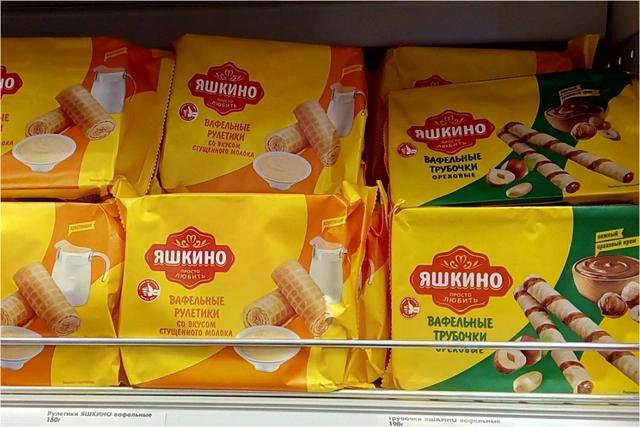 В суд поступил иск о запрете деятельности головной компании холдинга KDV которая владеет брендами Яшкино и Кириешки В суд поступил иск от Генпрокуратуры о запрете деятельности компании Игоря Семенова Кондитерус Ком Как ожидается дата слушаний будет назначена в ближайшая время Кроме этого истец просит обратить в доход Российской Федерации принадлежащие ответчику именные акции АО Кондитерус Ком сообщили в суде По данным СМИ Игорь Семенов является миноритарным акционером холдинга KDV В октябре сообщалось что он планировал продать принадлежащие ему акции и направил соответствующее уведомление в АО Кондитерус Ком Ранее Тверской районный суд Москвы по иску Генпрокуратуры признал экстремистским объединением владельца KVD томского бизнесмена Дениса Штенгелова и его отца Николая Штенгелова а также национализировал их имущество на 500 млрд рублей По версии Генпрокуратуры Штенгеловы снабжали украинских военных продовольствием и другими товарами а Денис Штенгелов после начала войны с Украиной якобы вывел из России больше 21 млрд рублей Из за решения суда KDV приостановил выплату дивидендов Спикер гордумы Томска единоросс Сергей Сеченов заявил что теперь город может недополучить 700 млн рублей часть предприятий холдинга зарегистрированы в Томске и платят здесь налоги