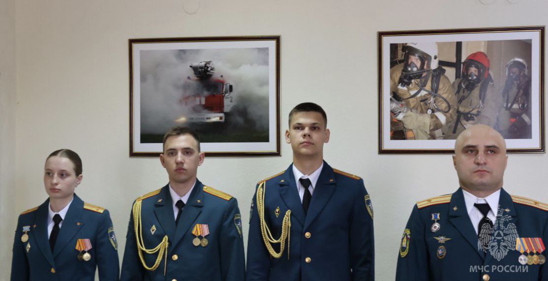 Молодые специалисты пополнили ряды новгородских спасателей Три молодых лейтенанта окончили Санкт-Петербургский университет ГПС МЧС России, им предстоит нести службу в отделе надзорной деятельности и профилактической работы, специализированной пожарно-спасательной части и районной пожарно-спасательной части. Ещё один специалист прибыл из академии гражданской защиты, он будет нести службу в Управлении гражданской обороны и защиты населения. Сегодня молодых специалистов познакомили с деятельностью новгородского главка МЧС России и его подразделений. В рамках знакомства с Главным управлением новым коллегам провели экскурсию в музее пожарной охраны Новгородской области. Ветеран пожарной охраны Светлана Хлебникова рассказала молодым офицерам про историю развития службы пожаротушения в регионе, основных вехах развития и продемонстрировала уникальные экспонаты, некоторые из которых датируются 15 веком.