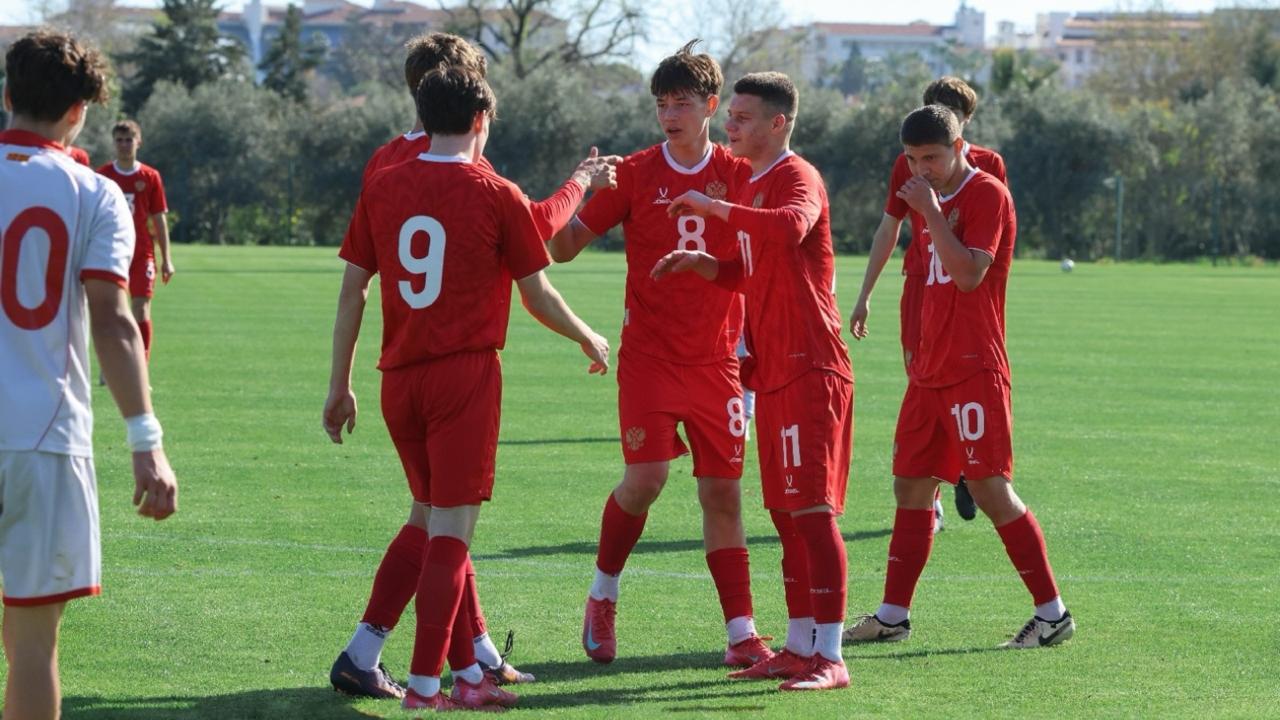 Юношеская сборная 2009 г р дважды сыграет с Северной Македонией Команда Владимира Волчека начала сбор в Струмице где пробудет до 17 ноября В рамках сбора ребята сыграют два матча с ровесниками из Северной Македонии 14 ноября 14 30 MKD U16 RUS U16 Горан Пандев Македония 16 ноября 14 30 MKD U16 RUS U16 Горан Пандев Македония Команды двух стран этого возраста сыграют между собой во второй раз Первый матч состоялся в марте на сборах в Турции и завершился победой россиян со счетом 3 0 Сборная Северной Македонии участвует в отборочном турнире чемпионата Европы U17 В октябре команда финишировала на втором месте в первом отборочном раунде в группе со сборными Чехии Венгрии и Гибралтара Для участия в учебно тренировочном сборе тренерский штаб сборной России вызвал 20 игроков Вратари Григорий Рыжков Зенит Санкт Петербург Никита Павлов Строгино Москва Защитники Егор Лемкин Константин Литвинов Артём Шпиньков все Динамо Москва Иван Лисовский Алексей Евстегнеев оба Мастер Сатурн Егорьевск Семён Герасимов ЦСКА Москва Михаил Иванов Зенит Санкт Петербург Полузащитники Всеволод Рыбалов Матвей Самойлов оба Краснодар Илья Иварлак Павел Полех оба Спартак Москва Александр Юдин Егор Потапенко оба Зенит Санкт Петербург Рамиль Гайнуллин Чертаново Москва Александр Андреев Родина Москва Леонид Салихов ЦСКА Москва Нападающие Иван Жунаев Динамо Москва Матвей Минец Акрон Академия Коноплева Тольятти nedetskiyfootball RussiaU16 2009гр