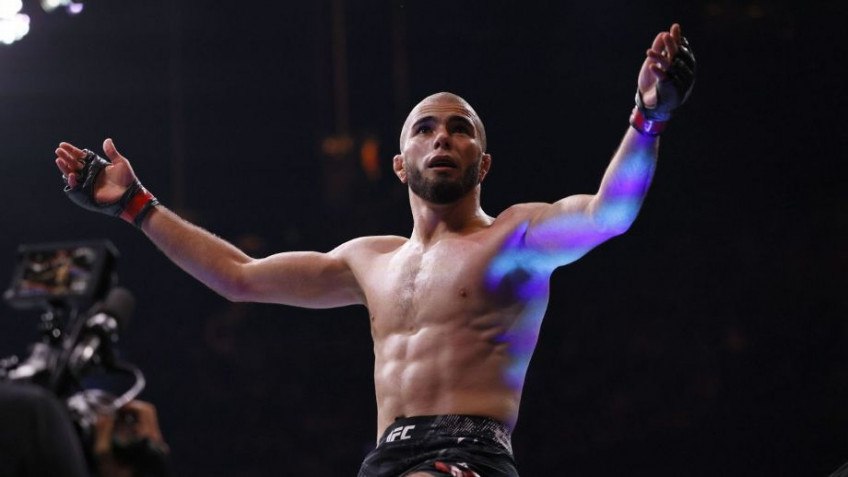 Мухаммад Мокаев стал чемпионом Brave CF в наилегчайшей категории На турнире лиги в Бахрейне дагестанский боец одолел ирландца Джерарда Бернса Поединок завершился во втором раунде Мокаев отправил соперника в нокдаун и завершил бой добиванием в партере Теперь уроженец Буйнакска нацелен на титул организации уже в легчайшем весе