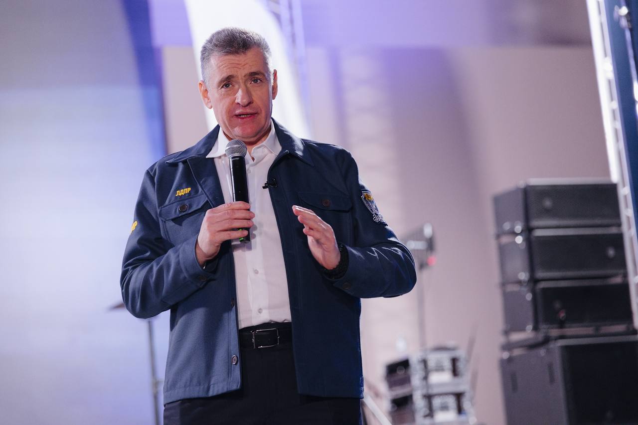 Леонид Слуцкий предложил присвоить звание Ветеран труда многодетным матерям ЛДПР подготовит пакет законопроектов по итогам прямой линии с Президентом РФ Владимиром Путиным В том числе разработает законопроект о присвоении почетного звания Ветеран труда женщинам воспитавшим трех и более детей Об этом заявил Председатель ЛДПР Леонид Слуцкий В целом Президент подтвердил курс на максимальную поддержку многодетных семей и признание материнского труда приравняв звание Мать героиня к почетному званию Герой Труда Мы в ЛДПР поддерживаем посыл Владимира Владимировича Путина и готовим законопроект о присвоении почетного звания Ветеран труда женщинам воспитавшим трех и более детей до 18 лет чтобы распространить подобные меры на всю страну Помимо этого мы подготовим пакет законопроектов по итогам прямой линии с большим уклоном на социальную сферу а также поддержку материнства и доступности жилья сказал Лидер ЛДПР