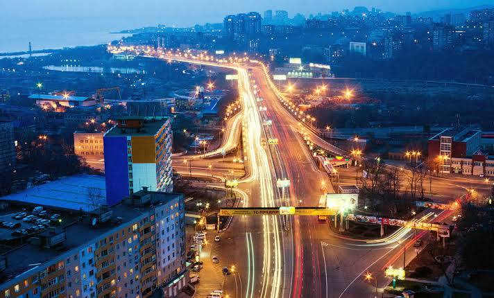 На Некрасовском путепроводе запустили камеры на ремни телефоны и фары Во Владивостоке на Некрасовском путепроводе начали работать камеры фиксирующие непристёгнутые ремни безопасности использование телефона за рулём и движение с выключенными фарами или дневными ходовыми огнями Комплексы уже подключены и функционируют в штатном режиме Всего на путепроводе и проспекте 100 летия Владивостока установлено десять камер Помимо новых видов нарушений они также фиксируют превышение скорости В ближайшее время к системе подключат и другие стационарные комплексы которые будут контролировать нарушения правил остановки и стоянки на ряде улиц города А что еще произошло