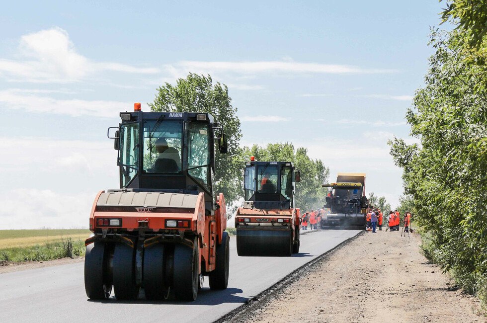 Планы растут: В ДНР отремонтируют более 800 км дорог : Написать нам , чем планировалось еще в декабре. «Добились выделения дополнительных ресурсов на ремонт межмуниципальных и местных дорог региона: если в декабре 2024 года планировали восстановить 453 километра, то к июню увеличили план почти вдвое — до 800 км», — написал Глава ДНР Денис Пушилин в своем телеграм-канале. Он также отметил, что в общей сложности с 2022 года в Республике уже восстановлено более 1500 км дорожного полотна. Фото: Официальный ТГ-канал Минтранса ДНР Читать полностью