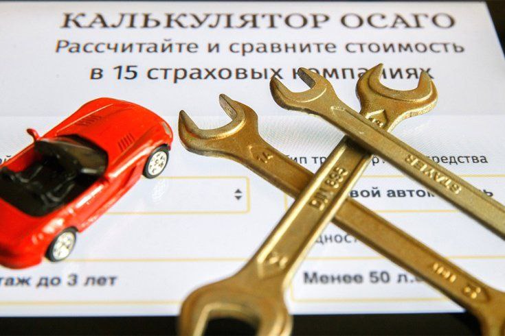 Стоимость полисов ОСАГО и каско в этом году вырастет утверждают страховщики ОСАГО незначительно каско более существенно Всему виной продолжающийся рост цен на запчасти и как следствие увеличение выплат потерпевшим в авариях Директор по развитию ОСАГО компании Росгосстрах Юрий Стрекалов считает что средняя стоимость полиса вырастет в этом году на 3 5 Эти предположения основаны на том что доля недотарифицированных клиентов составляет около 30 и именно их в основном и затронет повышение тарифов Остальным клиентам в условиях жесткой конкуренции между страховщиками вероятнее всего будут выставлять ту же цену что и раньше или даже ниже так как они больше не будут доплачивать за рисковых водителей и рисковые регионы Ранее Центробанк расширил тарифный коридор для легковых авто на 15 вверх и вниз Также были скорректированы территориальные коэффициенты в 48 регионах и населенных пунктах включая беспрецедентное двукратное увеличение тарифов в Новосибирской области и Республике Ингушетия Их ЦБ относит к регионам с повышенным риском недобросовестных действий И все же по последним данным за прошлую неделю рост средней стоимости ОСАГО в целом по стране составил всего 1 по сравнению с аналогичной неделей 2025 года Несмотря на то что территориальный коэффициент увеличен в два раза для Новосибирской области там страховщиками используется самая низкая ставка тарифного коридора объяснил Юрий Стрекалов В результате средняя стоимость полисов в регионе выросла только на 50 Очевидно что страховщики и здесь конкурируют за безаварийных водителей предлагая им более выгодные условия Ранее в Российском союзе страховщиков прогнозировали среднее повышение цены полиса ОСАГО в этом году на 5 7 сообщает Российкая газета Подписаться на PRO transport