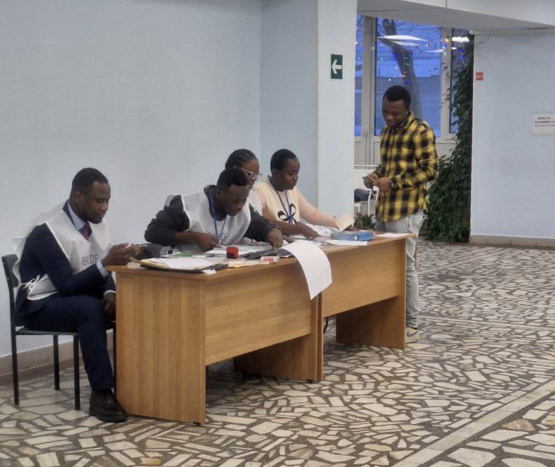 В Красноярске выбрали президента Гвинеи   Избирательный участок работал в воскресенье на Партизана Железняка 1ж Голосовали гвинейские студенты которые учатся в красноярских вузах рассказали в крайизбиркоме Фото Krayizbirkom 24 eniseytv