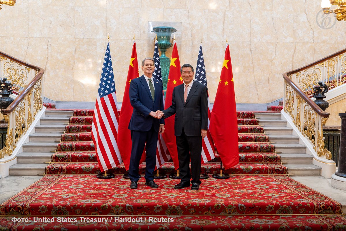 Начавшиеся накануне в Лондоне торговые переговоры между США и КНР стали одной из главных тем для обсуждения в международной прессе. Американские, европейские и азиатские аналитики оценивают шансы сторон на успех и пытаются понять, какое влияние эти переговоры могут оказать на мировую торговлю и экономику. Bloomberg Нью-Йорк, США : США дали понять, что готовы снять ограничения на экспорт некоторых технологий в обмен на заверения в том, что Китай ослабит ограничения на поставки редкоземельных металлов. The Sydney Morning Herald Сидней, Австралия : С началом второго дня торговых переговоров между США и Китаем становится ясно, у кого больше рычагов воздействия. И это не Америка. Изменение характера переговоров указывает на запоздалое признание США того, что доминирование Китая в сфере редкоземельных металлов <...> может просто закрыть ключевые производственные секторы в США, <...>. Это более мощное торговое оружие, чем тарифы Дональда Трампа. The Economic Times Мумбай, Индия : После переговоров в Женеве США и Китай уже обменялись гневными высказываниями по поводу продвинутых полупроводников, необходимых для искусственного интеллекта, виз для китайских студентов в американских университетах и редкоземельных металлов, жизненно важных для автопроизводства и других секторов. The Guardian Лондон, Великобритания : <...> официальные лица стремятся достичь прорыва по вопросу поставок технологий и редкоземельных элементов. Инвесторы надеются на прорыв, который продолжит смягчение напряженности между двумя экономическими сверхдержавами. Neue Zuercher Zeitung Цюрих, Швейцария : Переговоры дали надежду на взаимное смягчение экспортных ограничений. Начало обсуждения в Лондоне было воспринято как сигнал о том, что обе стороны хотят придерживаться Женевского соглашения. Однако по своей сути торговый конфликт остается не разрешенным. Что пишут мировые СМИ о торговых переговорах Вашингтона и Пекина — в подборке «Ъ». Подписывайтесь на «Ъ» Оставляйте «бусты»