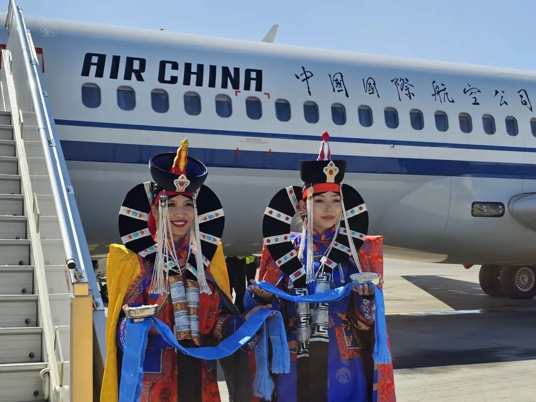 Во вторник пассажирский авиалайнер китайского производства C909 авиакомпании Air China успешно выполнил рейс Хух-Хото--Улан-Батор, что ознаменовало официальный запуск первой международной авиалинии китайского авиаперевозчика, обслуживаемой авиалайнером данной модели. Самолет C909 - это турбовентиляторный региональный авиалайнер собственной разработки Китая, рассчитанный на 78-97 посадочных мест и имеющий дальность полета от 2225 км до 3700 км. Он соответствует международным правилам гражданской авиации и является первым в своем роде, самостоятельно разработанным в Китае.