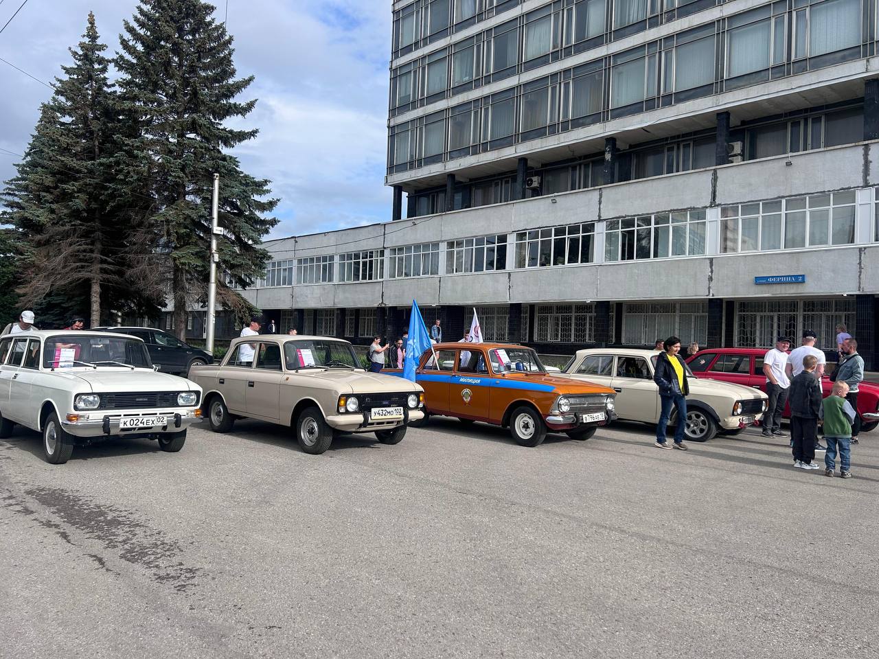 В Инорсе прошел автопробег ретромашин Автопробег ретроавтомобилей, посвященный 100-летию ОДК-УМПО, прошел сегодня в уфимском Инорсе. Об этом сообщил глава Калининского района Газизьян Ахмедьянов. В пробеге участвовали машины, двигатели которых производились на этом предприятии и пользовались успехом во всем Советском Союзе. Маршрут прошел от здания предприятия до ТЦ «Акварин», где были представлены автомобили времен войны. Обратная связь Подписаться