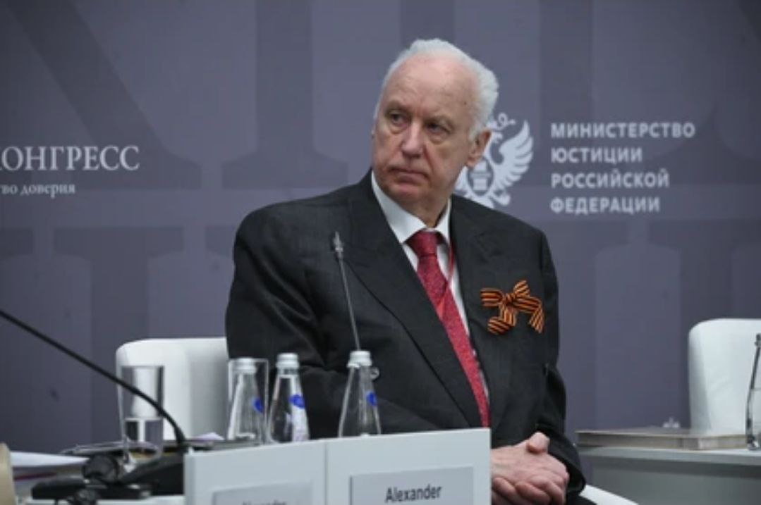 Глава СК России взял на контроль дело о нападении на семью в Оренбуржье  Речь об инциденте в селе Матвеевке.  По данным СК, в январе 2024 года группа лиц, в том числе несовершеннолетние, напала на местного жителя, его сестру, зятя и 8-летнего племянника-инвалида.   Конфликт, по словам пострадавшего, начался с беспричинного преследования, а затем перерос в избиение.   Заявитель обратился в соцсетях с жалобой на медленное рассмотрение дела.  Ранее Бастрыкин уже запрашивал доклад по этому делу. Теперь он поручил руководителю регионального следственного управления  объяснить причины волокиты и ускорить процесс.