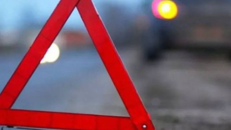 Мотоциклист пострадал в ДТП на выезде из Барнаула: иномарка не уступила  2 августа около 14:25 на 14-м километре автодороги "Барнаул – Рубцовск" произошло серьезное ДТП. По предварительным данным, 54-летний водитель Toyota Vista, выезжая со второстепенной дороги, не уступил проезд мотоциклисту на Suzuki, который двигался по главной. Об этом сообщили в ГУ МВД по Алтайскому краю.  В результате удара байкер, 31-летний мужчина, получил травмы и был доставлен в больницу. Сейчас его состоянием занимаются медики. Госавтоинспекция проводит проверку и выясняет все обстоятельства происшествия.    Толк