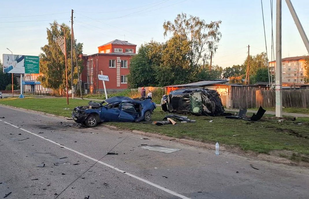 Две машины превратились в груду металла после ДТП Авария произошла 26 июля на регулируемом пересечении улиц Победы и Мира в городе Колпашево, сообщает областное УМВД. По предварительной информации, Toyota Camry выехала на перекресток на «красный» и врезалась в ВАЗ-21103. В результате происшествия 36-летний водитель отечественного автомобиля доставлен в больницу. Медицинское освидетельствование показало, что водитель Toyota его возраст в полиции не назвали был пьян. В отношении него сотрудники ГИБДД составили административные материалы по статье 12.24 и части 1 статьи 12.8 КоАП РФ. Фото: УМВД РФ по Томской области #томск #новоститомска Прислать новость