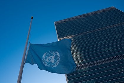 Стало известно о подготовке масштабной реформы ООН из-за недостатка финансирования ООН рассматривает возможность проведения масштабной реорганизации, которая приведет к объединению основных департаментов и перераспределению ресурсов по всему миру, об этом пишет Reuters со ссылкой на внутреннюю записку, подготовленную высокопоставленными должностными лицами, которым поручено подготовить реформу всемирной организации. Как указало агентство, проблемы связаны с недостатком финансирования. В ООН пытаются справиться с последствиями сокращения помощи США иностранным государствам при президенте Дональде Трампе, которое подорвало гуманитарные организации, отметило издание. «В одном из вариантов, например, отделы Всемирной продовольственной программы ВПП , Детский фонд ООН ЮНИСЕФ , Всемирная организация здравоохранения ВОЗ и Управление Верховного комиссара ООН по делам беженцев УВКБ ООН будут объединены в единую гуманитарную организацию», — стало известно из записки.