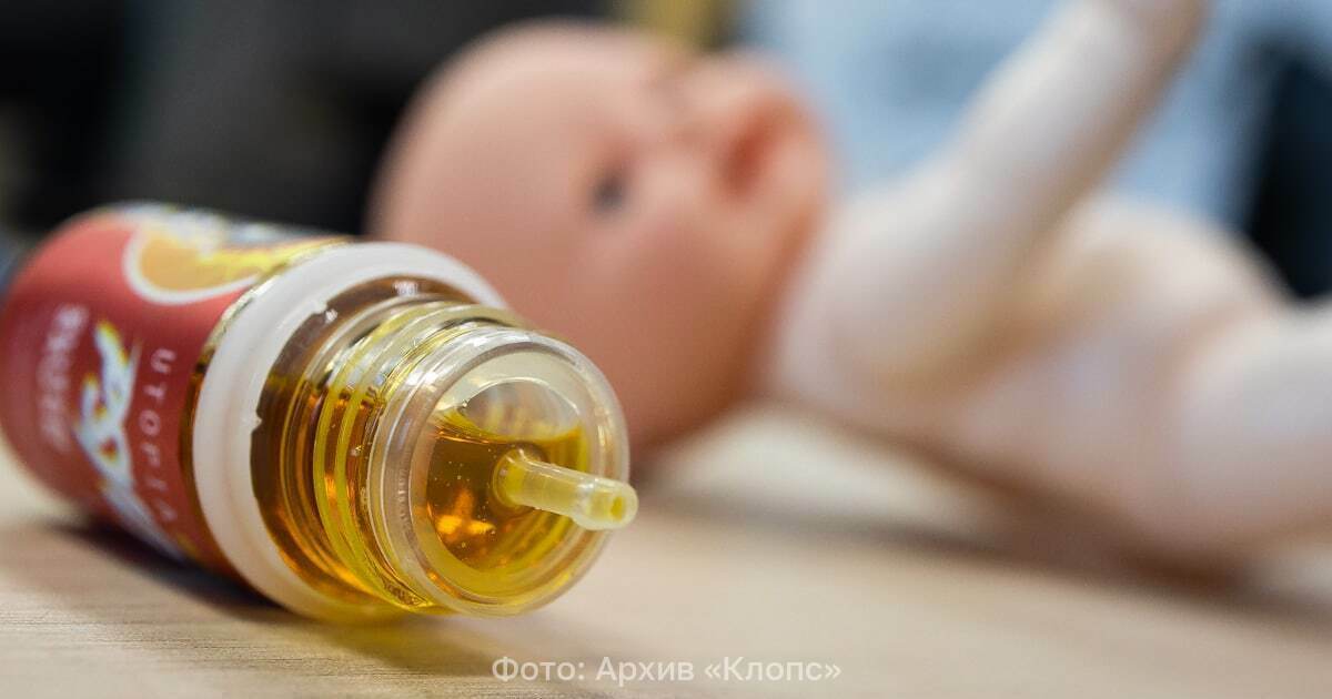 В Госдуме предлагают регионам дать право запретить продажу вейпов В Госдуме предлагают предоставить регионам РФ право вводить дополнительные ограничения в области розничной торговли никотинсодержащей продукцией вплоть до полного её запрета По мнению депутатов более широкие полномочия позволят регионам вывести из оборота нелегальную никотиносодержащую продукцию доля которой на рынке сейчас составляет до 60 Именно нелегальные товары увеличивают риски для здоровья курильщиков