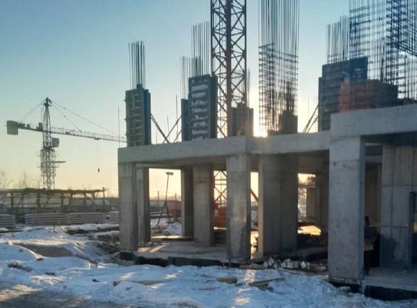 Продолжается строительство детского сада на 350 мест в городе Свободном Возведение объекта ведется в рамках президентского национального проекта Семья а также в рамках реализации мастер плана в городе Свободном Объект готов уже более чем на 20 Сейчас на объекте ведутся работы по монтажу опалубки плиты перекрытия Согласно заключенному контракту стоимость объекта составила порядка миллиарда рублей Завершить все работы подрядчик должен в 2027 году рассказали в министерстве строительства и архитектуры Амурской области Контроль за качеством и сроками выполнения работ осуществляют специалисты ГБУ Амурской области Строитель которые выезжают на объект Напомним благодаря реализации мастер планов в Свободном уже построено современное здание городского ЗАГСа Началось строительство новой школы и проектирование детской школы искусств ее начнут возводить в следующем году Также в рамках реализации мастер плана ведется газификация города