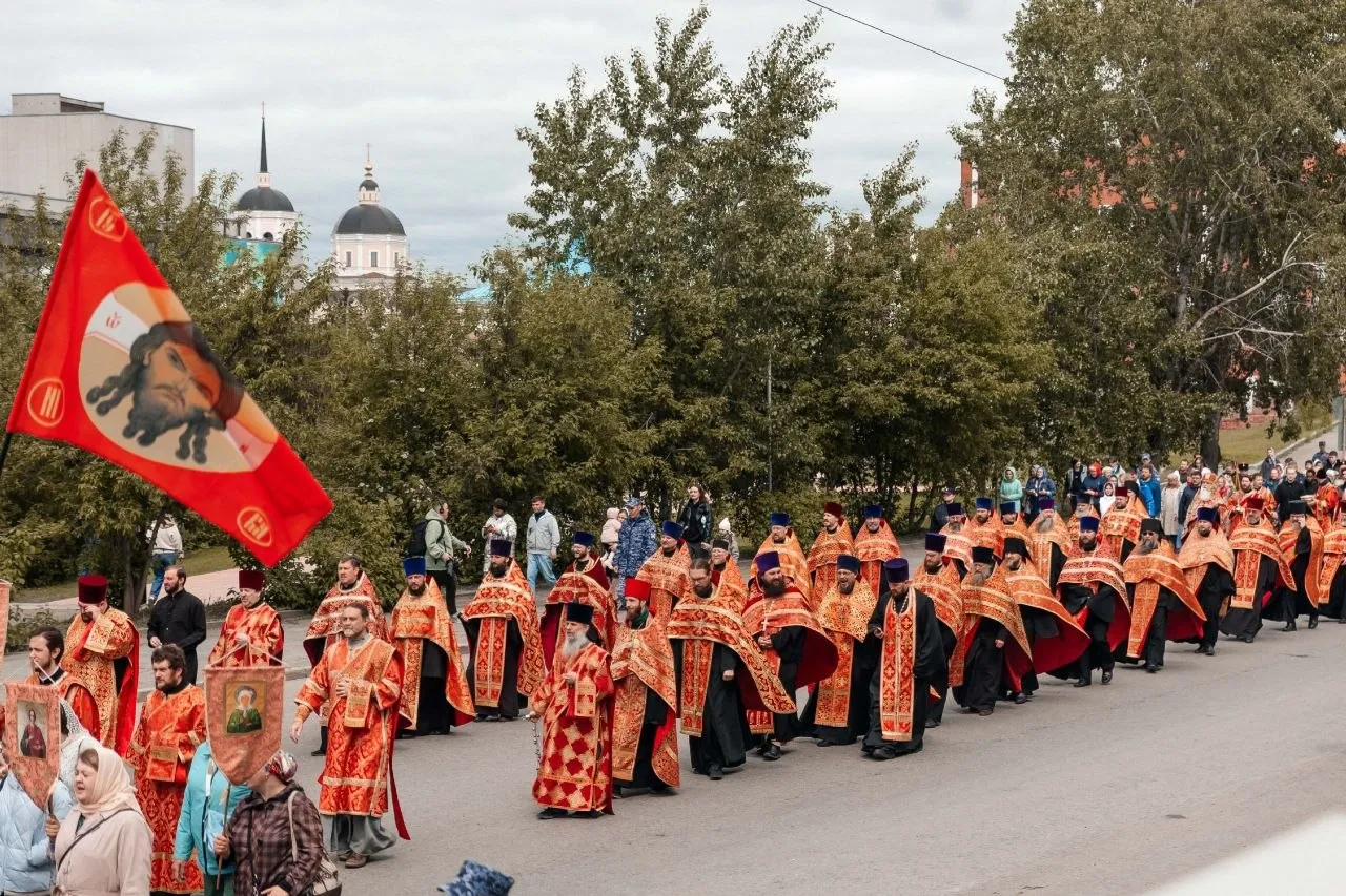 24 мая в 12 00 в Томске состоится Общегородской крестный ход в рамках Дней славянской письменности и культуры Духовенство и верующие во главе с митрополитом Томским и Асиновским Ростиславом пройдут крестным ходом от Богоявленского собора до пл Ново Соборной где у памятного камня Троицкому кафедральному собору будет отслужен молебен святым равноапостольным Кириллу и Мефодию Приглашаем всех православных христиан принять участие в богослужении