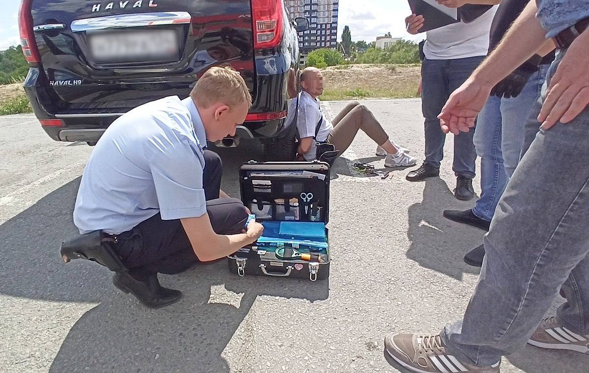 В Волгограде полиция раскрыла разбойное нападение на дальнобойщика из Калмыкии Группа преступников из Московской области и нелегальный мигрант из Украины похитили 13 млн рублей, миллион из которых предназначался исполнителям. Организатор узнал от знакомого о перевозке крупной суммы фермером и спланировал нападение. Преступники следовали за фурой из Москвы, собираясь остановить её с помощью шипов, но напали во время ночной стоянки в Михайловском районе. Один из налётчиков отвлёк водителя, другой напал с ножом. После ограбления злоумышленники скрылись, но были задержаны в Волгограде с похищенными деньгами. Все четверо арестованы, расследование продолжается.
