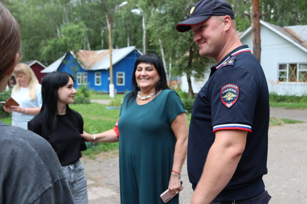 В Курске общественники и полицейские проверили, как обеспечивается летний отдых детей  Начальник подразделений по делам несовершеннолетних УМВД России по Курской области подполковник полиции Сергей Костин и председатель общественного совета при городском Управления МВД России проверили, как обеспечена безопасность детей в детских оздоровительных лагерях. В рамках выезда провели встречи в руководством и сотрудниками охранных организаций лагерей, побеседовали с воспитанниками. Полицейские и общественники проверили детские оздоровительные лагеря. В первую очередь внимание обращалось на безопасность отдыха и условия, в которых живут ребята.   Такой мониторинг проводится на регулярной основе. Школьники и сами с удовольствием идут на контакт со стражами порядка и членами общественного совета. Могут рассказать, какое блюдо понравилось в столовой и за какими занятиями проходят летние деньки. По итогу осмотра гости отметили достойную службу охраны лагерей, прекрасную организацию питания и досуга юных курян.    Председатель Общественного совета при УМВД России по г. Курску Лиана Пасечко напомнила ребятам о правилах безопасности в интернете. Ведь сегодня опасно разговаривать с незнакомцами не только на улице, но и во всемирной сети. Интернет собеседник может иметь намерение завладеть личными данными или даже деньгами школьников и их родителей.  Общественник подчеркнула, что о любом общении с подозрительными людьми подростки обязаны рассказывать взрослым. Телефонные мошенники могут предложить соучастие в преступлении. Соглашаться на подобные предложения – значит поставить под удар своё будущее.