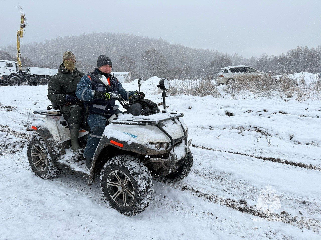 Появилась еще одна версия пропажи семьи Усольцевых в Красноярском крае Супруги Усольцевы и их дочь могли стать жертвами преступления О том что такая версия отрабатывается наряду с другими рассказал ТАСС руководитель ГСУ СК РФ по краю и Хакасии Алексей Еремин Приоритетной все таки остается версия несчастного случая отметил он Вероятнее всего это был какой то несчастный случай и люди замерзли Остальные версии тоже отрабатываются в том числе что они стали жертвой преступления Мы проверяем и эту версию Он сообщил о том что сейчас проводятся следственные действия допрашиваются свидетели Фото МЧС