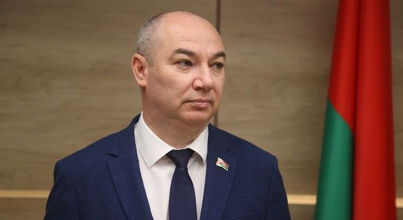 Беларусь в 2025 году планирует заработать на экспорте медуслуг 50 млн Беларусь к концу 2025 года планирует заработать 50 млн долларов на экспорте медицинских услуг заявил министр здравоохранения Александр Ходжаев По его словам последние пять лет экспорт медтуризма и белорусских медицинских услуг вырос в полтора раза перед отраслью стоит задача ежегодно увеличивать экспорт на 5 10 процентов Глава ведомства отметил что растет число граждан Польши Литвы Латвии которые приезжают в Беларусь за медицинскими услугами Наиболее востребованы у иностранцев такие направления как трансплантология онкология уточнил он Разговоры на кухне