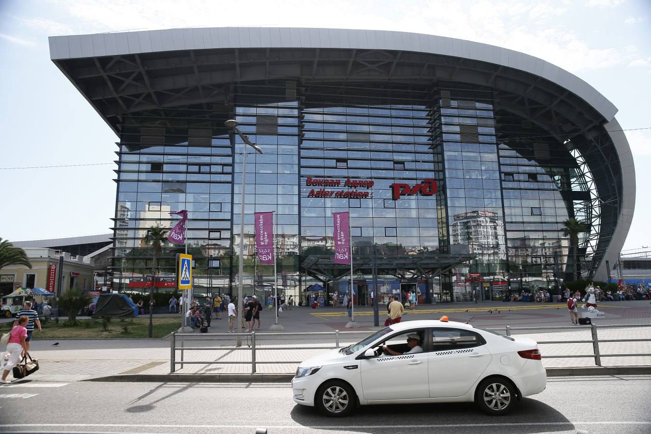 На Кубани ввели штрафы за навязчивых таксистов Теперь нельзя предлагать услуги такси у аэропортов ж д и автовокзалов вне специально отведённых зон Штрафы  для граждан 5 000 рублей  для предпринимателей 20 000 рублей  для компаний 50 000 рублей Протоколы будут составлять сотрудники краевого минтранса Кубанские Новости   Мы в MAX