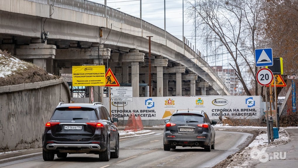 Развязку у «Калины» полностью откроют в начале 2025 года  Объект планировали запустить к 300-летию Екатеринбурга, но к осени 2023 строители успели закончить только правый путепровод.  По словам вице-мэра Рустама Галямова, работы на объекте продолжаются и сейчас, хотя это «и не всегда заметно». Когда подрядчик закончит с инженерными сетями, «строительство ускорится», — сказал чиновник Е1.RU.  С 2014 года развязка подорожала на 1,3 миллиарда рублей. По словам Галямова, стоимость выросла из-за того, что изначально проект не учитывал выноса сетей.