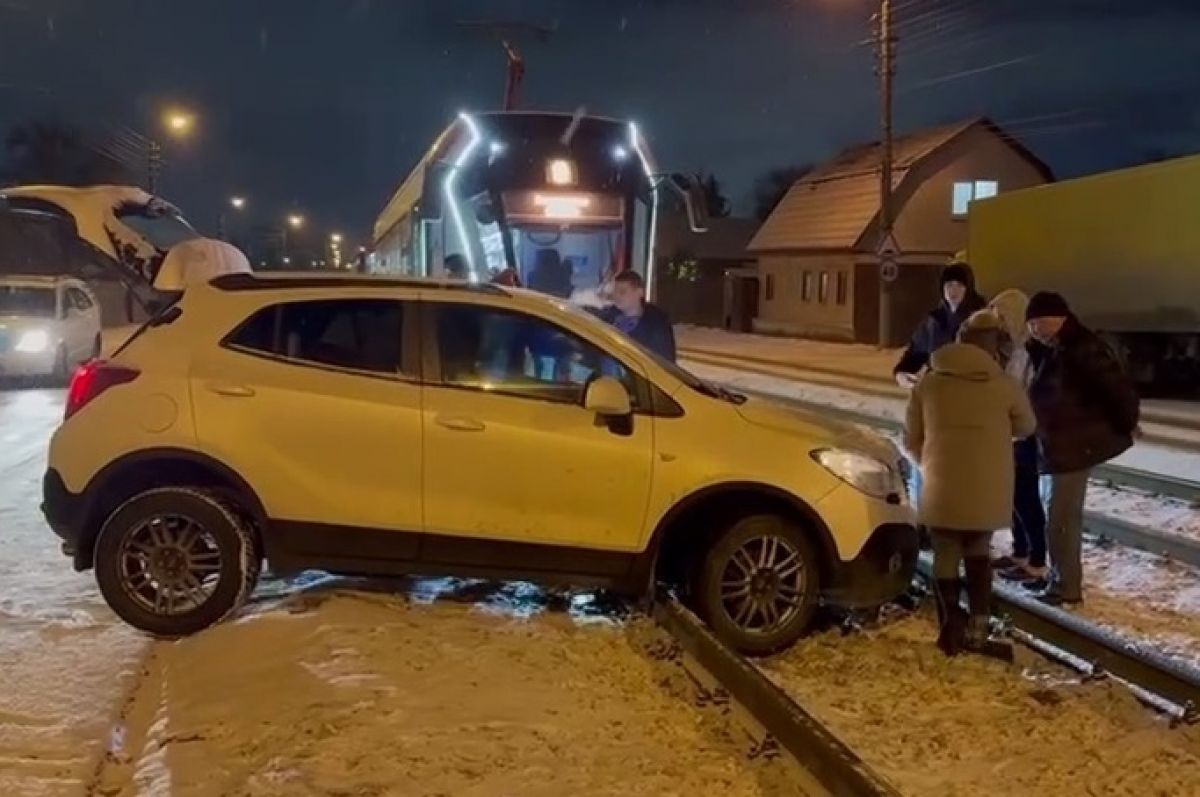 « В Туле внедорожник застрял на путях перед едущим трамваем  ...вечером 3 февраля... на улице Воздухофлотской... »  фото:  ТГ-канал Тула Жесть, кадр из видео  vkvideo.ru/video-38565410_456247210  newstula.ru/fn_1613547.html