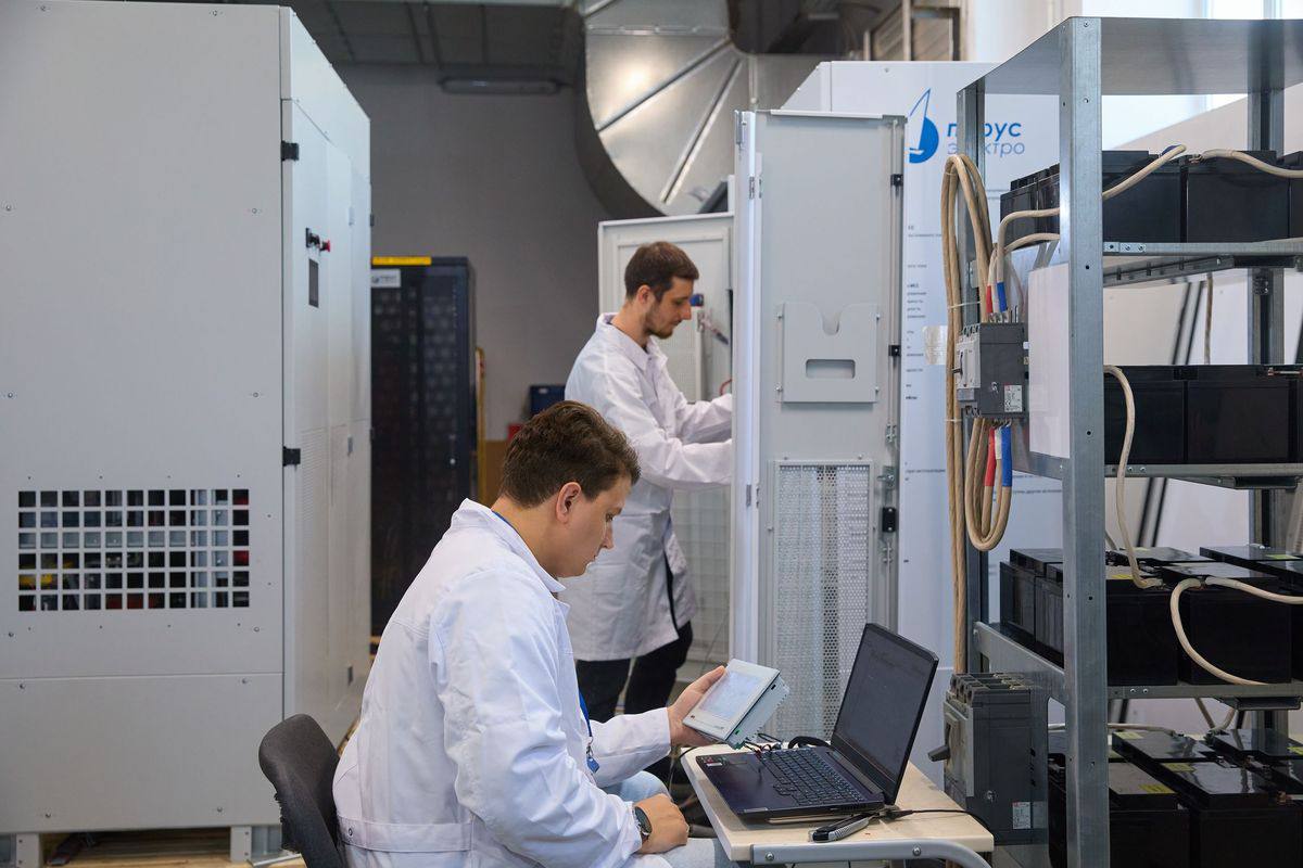 Предприятие Росатома разработало образец инвертора для солнечных электростанций Опытный образец первого отечественного стринг инвертора устройство преобразования постоянного тока от солнечных панелей в переменный ток который можно безопасно и эффективно передавать по электросетям потребителям представил Парус Электро Инвертор работает под 200 и 350 кВт Созданный образец отличает модульная архитектура высокая эффективность и новые инженерные решения которые обещают повысить надёжность работы как самого инвертора так и всей солнечной станции Плюс модульной конструкции инвертора в том что можно заменить силовой модуль без демонтажа всего оборудования Это сокращает время обслуживания и ремонта с десятков часов до считаных минут и снижает потери выработки Подписывайтесь на Росатом Оставляйте бусты новость РАСУ ПарусЭлектро