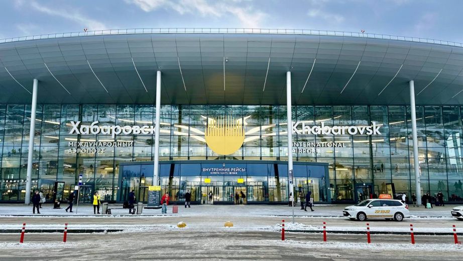 Рекордный рост пассажиропотока за последние 30 лет показал международный аэропорт Хабаровск по итогам 2025 года Общее количество обслуженных пассажиров превысило 2 5 миллиона человек что на 5 4 больше чем в 2024 году Наибольшую динамику продемонстрировали международные перевозки их рост составил 30 а количество пассажиров достигло 315 тысяч Такой скачок стал возможен благодаря открытию в сентябре нового международного терминала По информации пресс службы аэропорта развитие инфраструктуры позволило привлечь новых иностранных перевозчиков таких как VietJet Air и Centrum Air а также открыть рейсы на Фукуок в Самарканд и на филиппинские курорты Знаковым событием стал запуск авиакомпанией Аврора первых в истории регулярных рейсов в Шанхай Среди самых популярных направлений у пассажиров Пхукет Бангкок Москва и Владивосток В планах на 2026 год сохранить положительную динамику и открыть новые маршруты в страны Юго Восточной Азии и Китай   Подписывайтесь на телеканал Хабаровск в MAX