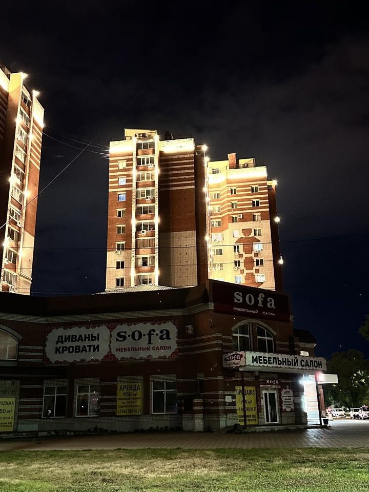 В Благовещенске установили архитектурную подсветку на жилом доме На доме по ул. Ленина, 213, установили около 380 светильников. Работать они будут в вечернее время. В мэрии напомнили, что в Благовещенске масштабное обновление системы городского освещения идёт с 2021 года. - За это время современные световые решения появились как на жилых зданиях, так и на объектах городской инфраструктуры. Хочу подчеркнуть, что подсветка выполняет не только декоративную функцию. Она делает безопаснее прогулки в тёмное время суток и подчёркивает архитектурную индивидуальность зданий города, — рассказал мэр Олег Имамеев. Современную подсветку получили более 170 зданий столицы Приамурья. Среди них: вузы, школы, детсады, библиотеки и пр. Реклама