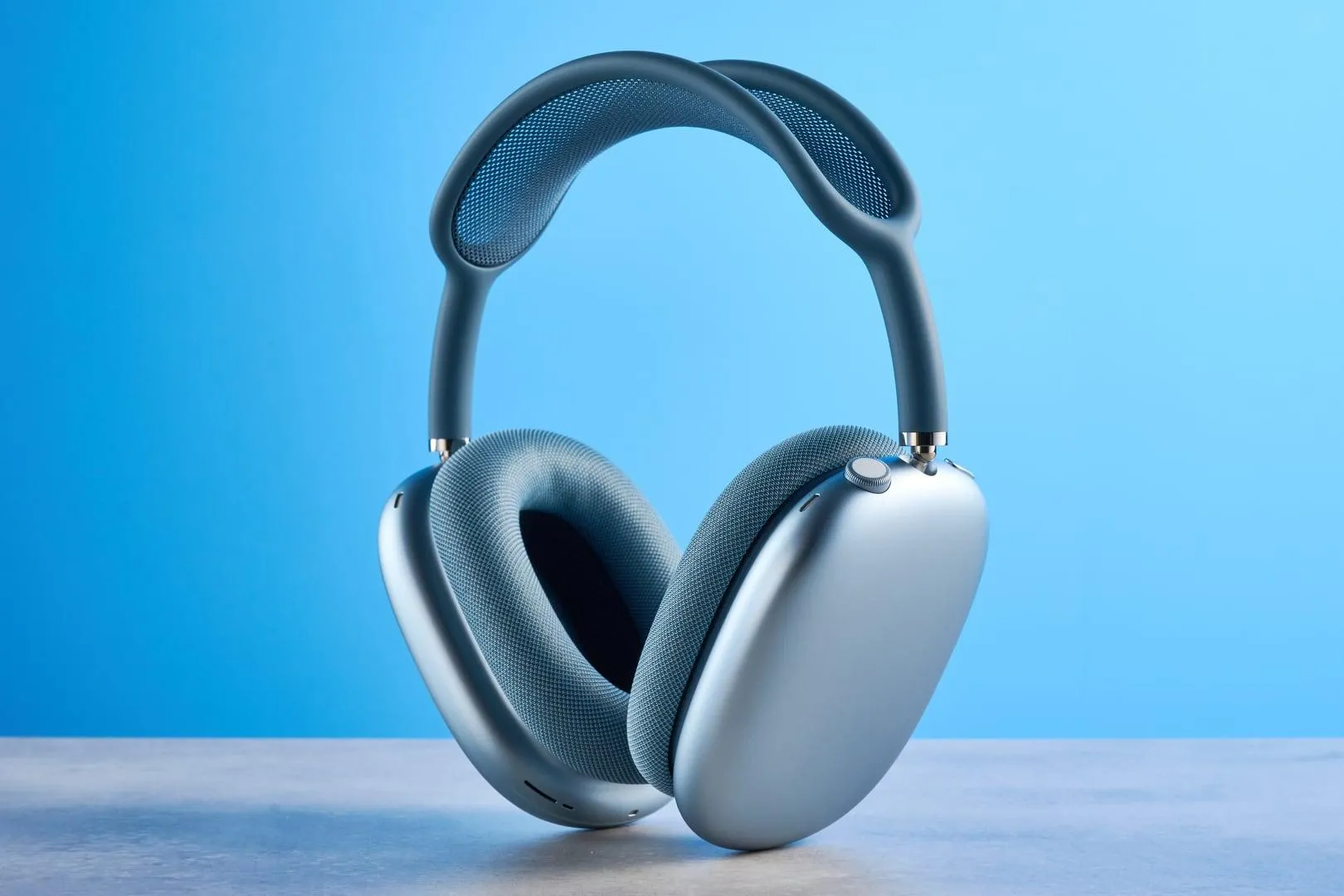 Вышла прошивка 8E258 для AirPods Max 2 Компания не сказала что именно изменилось в этой версии Большинство обновлений сосредоточены на исправлении ошибок и незаметных улучшениях Как обновить прошивку AirPods Max 1 Обновите iPhone iPad или Mac до последней версии iOS iPadOS либо macOS и убедитесь что функция Bluetooth включена 2 Убедитесь что наушники AirPods Max подключены к iPhone iPad или Mac через Bluetooth 3 Подключите iPhone iPad или Mac к сети Wi Fi 4 Подключите один конец зарядного кабеля к нижней части правого наушника а другой к зарядному устройству или порту USB 5 Держите AirPods Max в пределах зоны действия Bluetooth устройства iPhone iPad или Mac и подождите не менее 30 минут для обновления прошивки 6 Снова подключите AirPods Max к iPhone iPad или компьютеру Mac 7 Еще раз проверьте версию прошивки   www iphones ru 1370953 обновления iphonesru