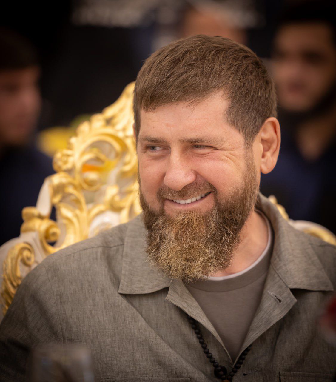 Сижу я значит ем печенье Читаю новости и вдруг Мне стало не до развлеченья Тревожно стало все вокруг Одно агентство непрестижное Страны с заглавной буквой У Твердит что на меня обижена Дворняга с кличкой СБУ Тут вот какое преступление Давно не хохотался так Мы прикрывались укро пленными От хохло дроновых атак Со всех я думал точек зрения Собрав весь думающий штаб Как собирают подозрения В такой неслыханный масштаб Раз так то предъявляю Зеле я Что это клоун за фигня Все эти годы подозрения Всего лишь были на меня А как же битва в Мариуполе Где мы громили ваш Азов Сдавайтесь или будьте трупами От высших рангов до низов Чистосердечное признание Мне сделать так то не слабо У нас семейное призвание Давать таким как вы БоБо Соединяю мысли звеньями Теперь удел мой вижу плох А может в Киев с извинениями Чтобы замять переполох А если так уж по серьезному Вас всех несчастных ждет беда Я вас давить жуки навозные Не перестану НИКОГДА